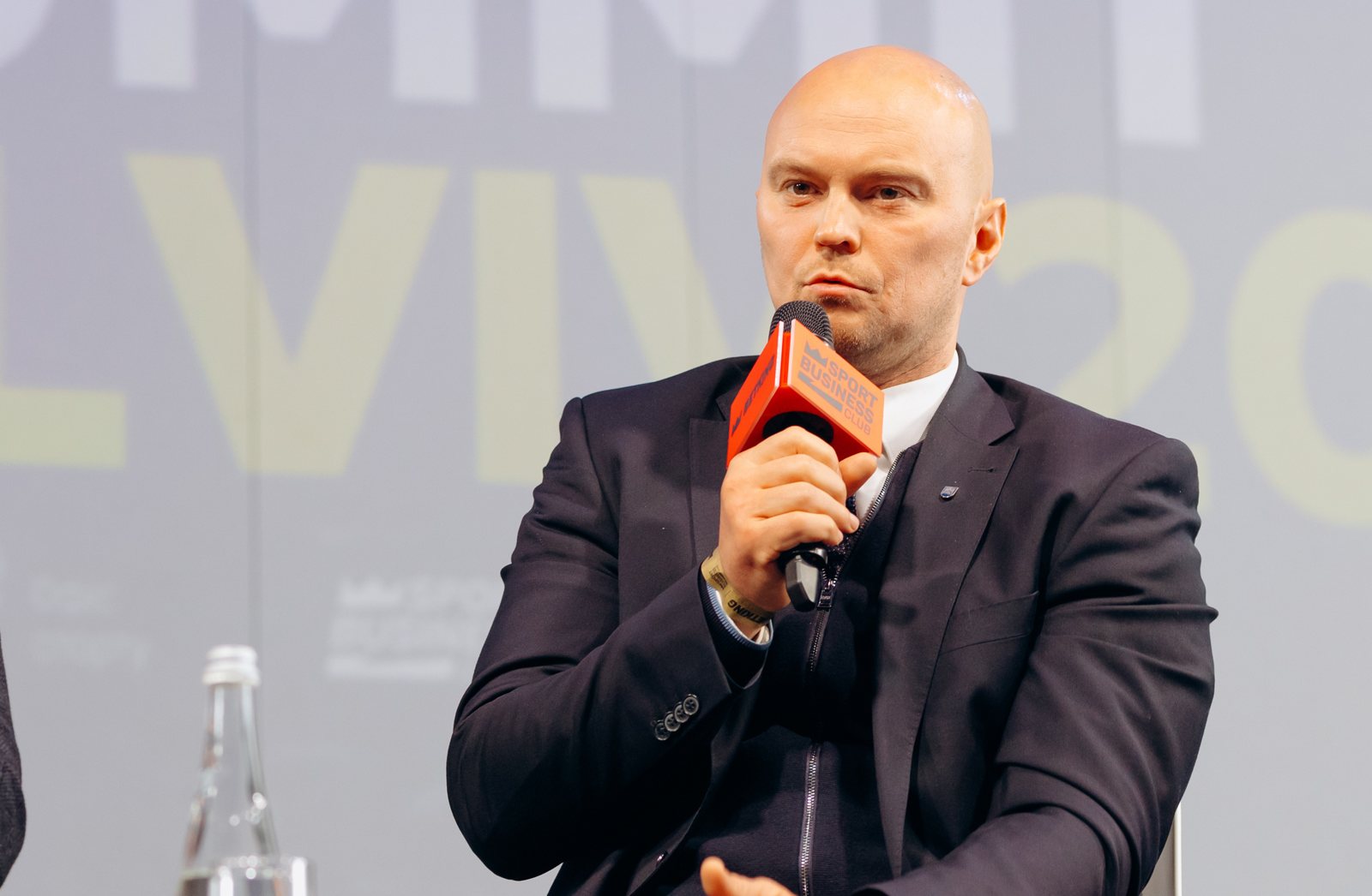 Спікер із мікрофоном на SBC Summit Ukraine Lviv 2026