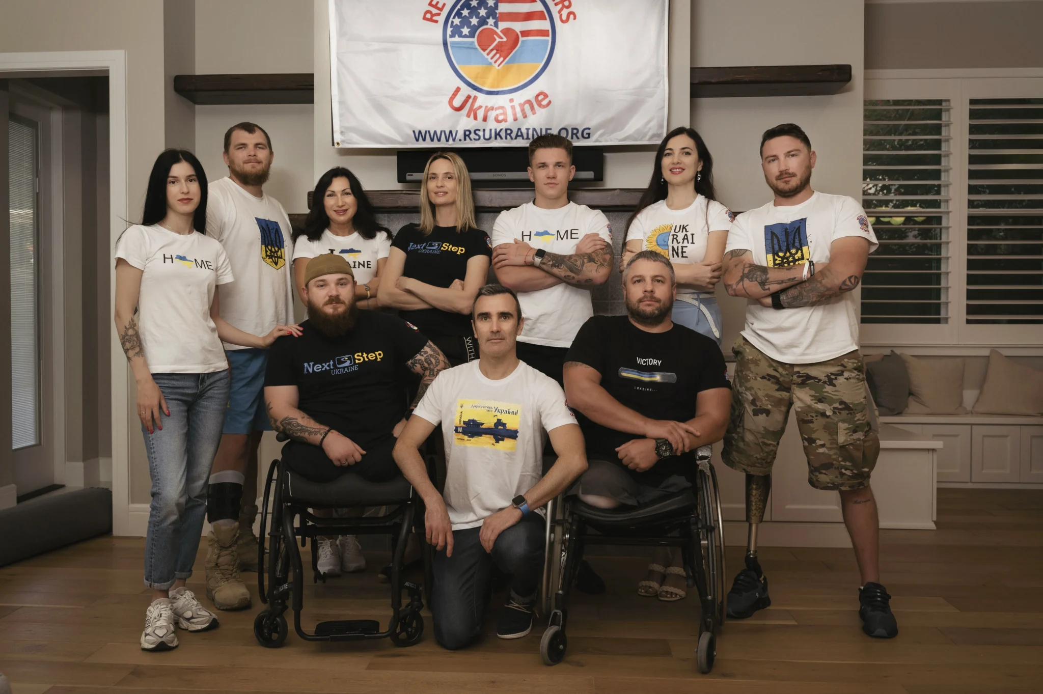 Team und Betreute von Revived Soldiers Ukraine, verwundete Soldaten mit Prothesen, im Rehabilitationszentrum