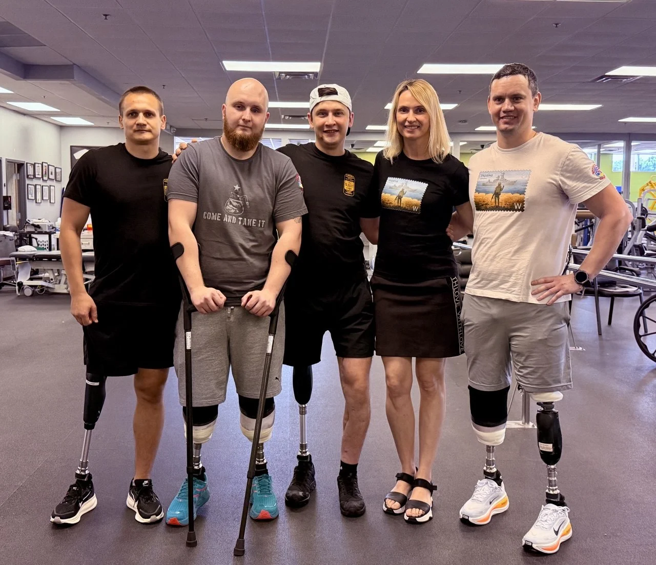 Eine Gruppe verwundeter Soldaten mit Prothesen im Rehabilitationssaal