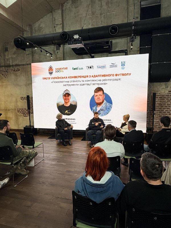 Les participants à la conférence dans la salle pendant la table ronde